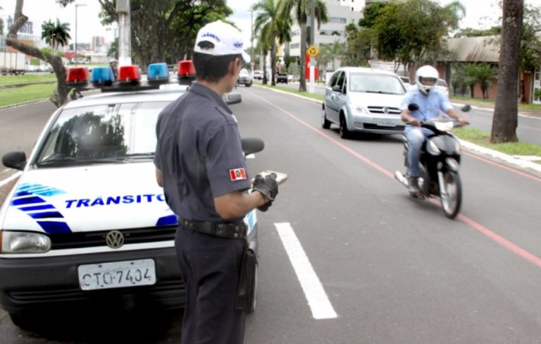 Motoristas que atrasarem IPVA serão inscritos no SERASA