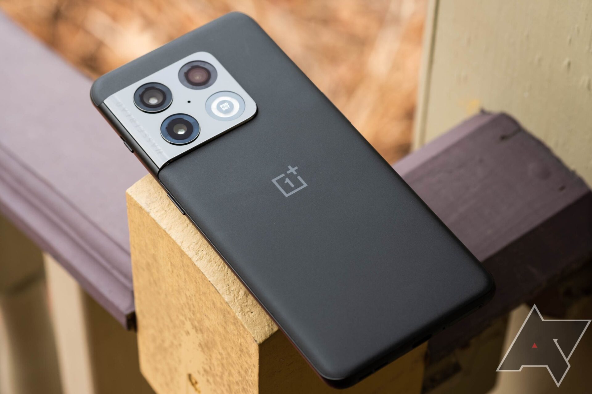 novas-renderizacoes-do-oneplus-10t-mostram-um-design-familiar-com-algumas-medidas-de-corte-de-custos