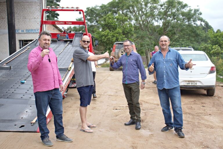 Secretaria da Agricultura de Cerro Grande do Sul recebe duas caminhonete novas