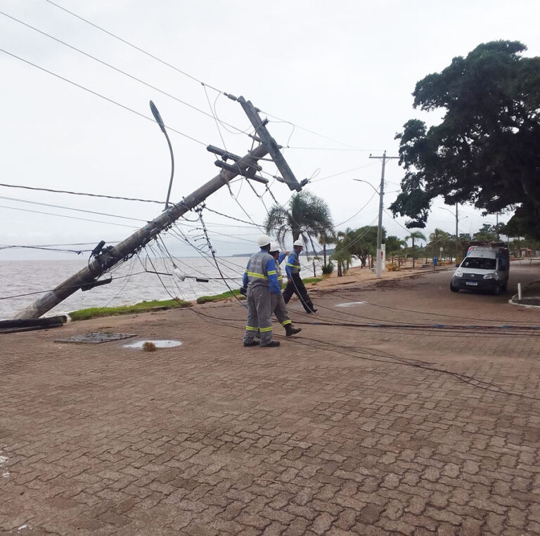 Temporal vira barco turístico, derruba poste e parte do trapiche na cidade de Arambaré