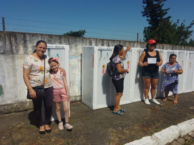 40 famílias camaquenses recebem novas geladeiras