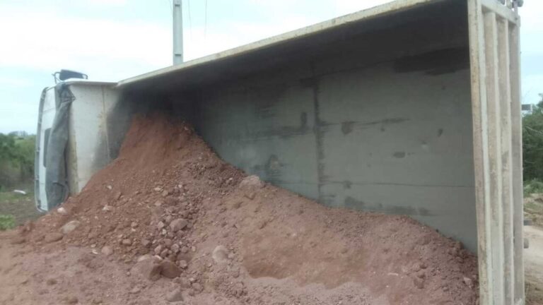 Caçamba carregada com areia tomba na Estrada do Banhado, em Camaquã