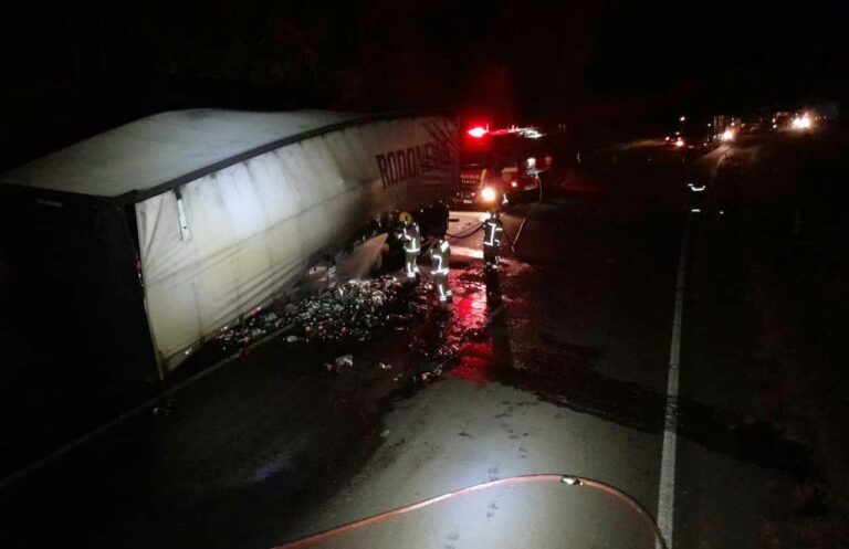 Caminhão pega fogo na BR-116, em Sentinela do Sul