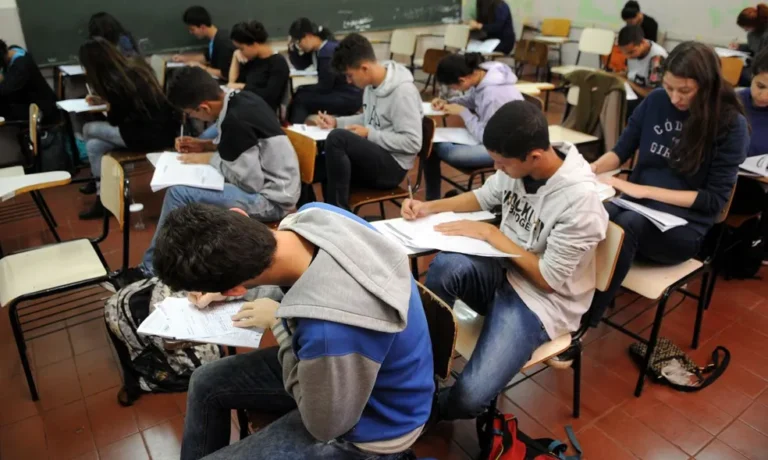 Governo cria poupança para manter estudantes inscritos no CadÚnico no ensino médio.