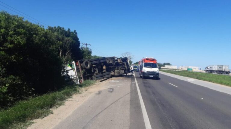 Caminhão sai da pista e tomba na BR-116, em Camaquã