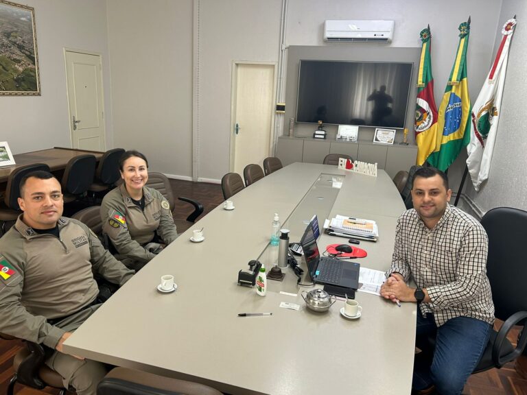 Comandante da 1ª Cia do 30º BPM visita a prefeitura de Camaquã