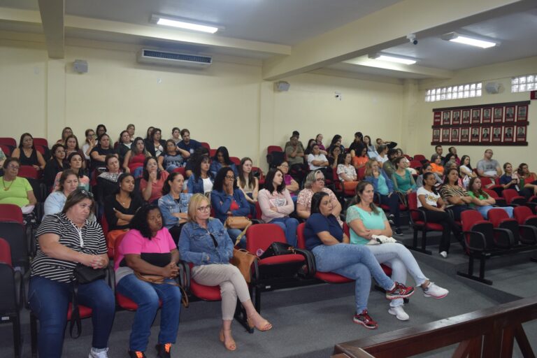 Professores municipais de Tapes participam de formação