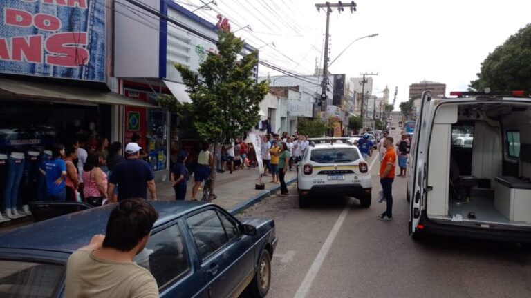 Homem surta e causa tumulto em farmácia no centro de Camaquã