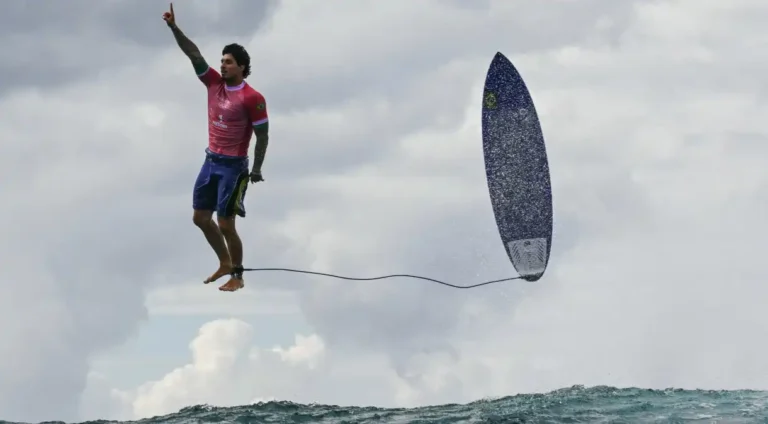 Conheça a história por trás da foto icônica de Gabriel Medina em Paris 2024 que está circulando nas redes sociais