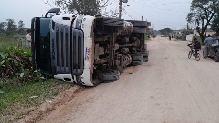 Carreta Tomba em Tapes e Interdita Rua por Algumas Horas