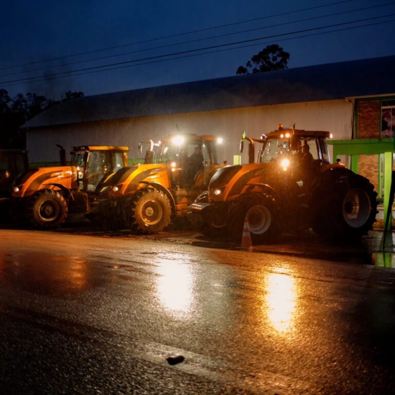 Nem a noite e a chuva atrapalham o apoio dos AGRICULTORES de Dom Feliciano ao Movimento SOS AGRO