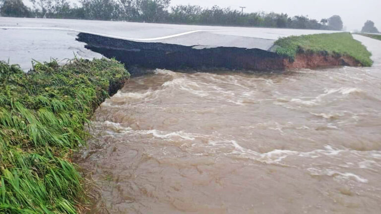 Força das águas rompe pista na BR 116 em Camaquã