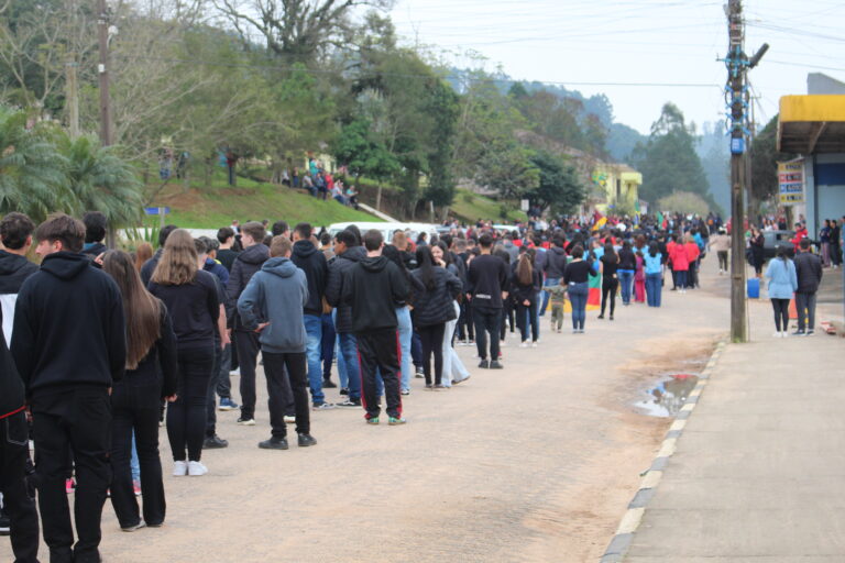 Fotos da Caminhada Cívica em Barão do Triunfo