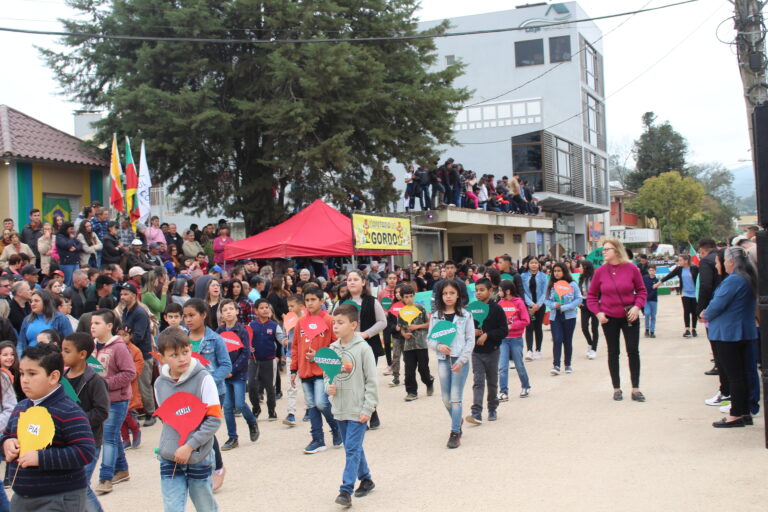 Desfile Cívico lota as ruas de Cerro Grande do Sul