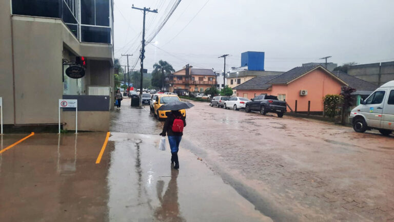 Defesa Civil alerta para chuva e vento fortes com raios, granizo e alagamentos