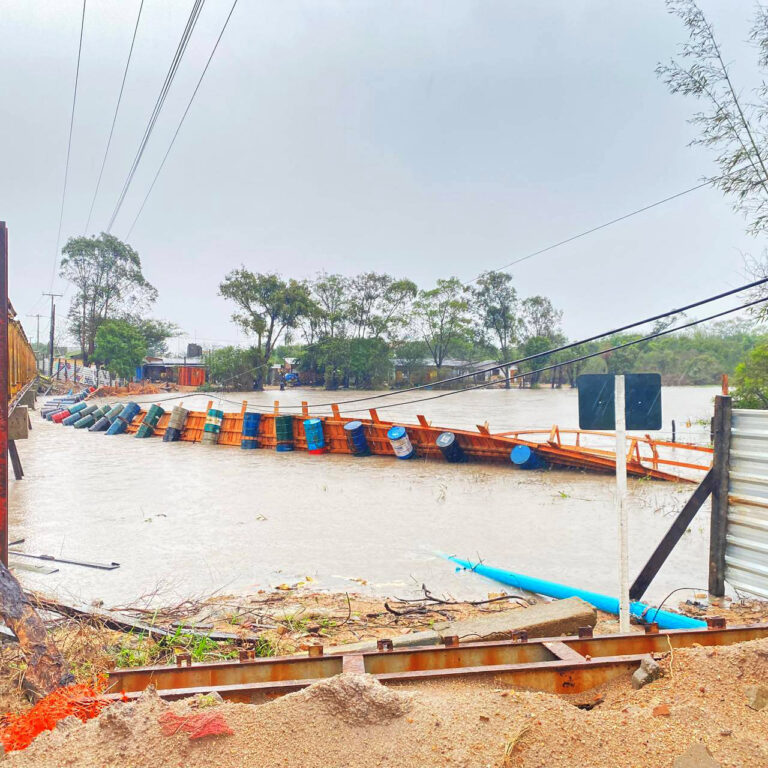 Passarela provisória foi levada pelas fortes chuvas / Arambaré