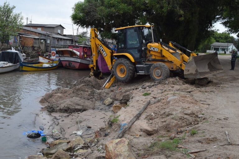 Desassoreamento da Sanga da Charqueada Facilita a Navegação e Previne Inundações na Vila dos Pescadores em Tapes