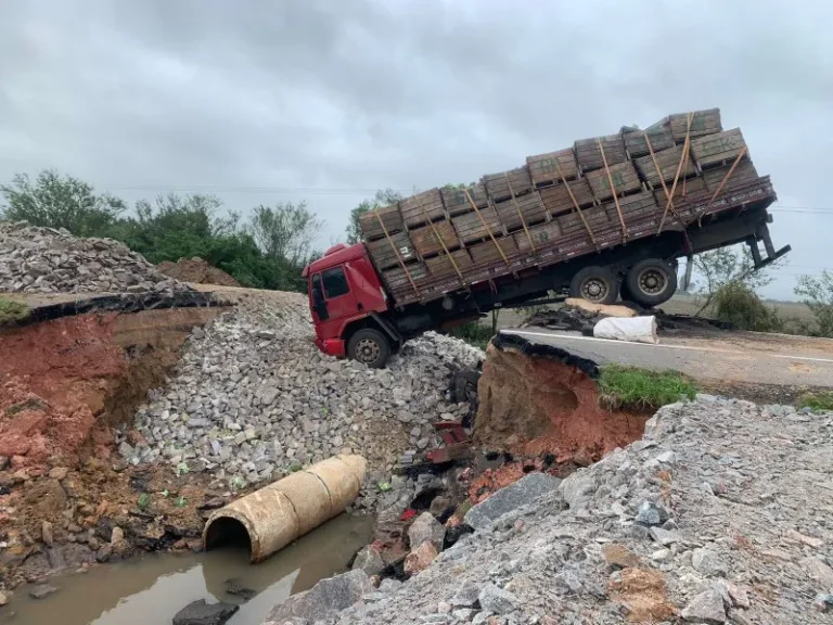 Caminhão cai em desvio da BR-116 em Camaquã após motorista desrespeitar sinalização