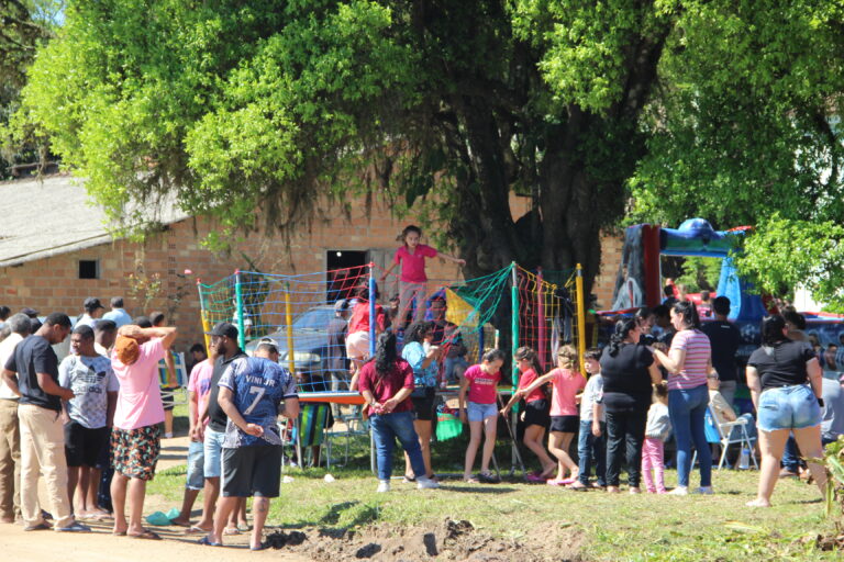 Família Godinho promove ação de graças no Dia da Criança