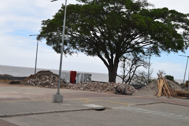 Praça da Orla, cartão postal de Tapes, recebe obras de recuperação após enchentes