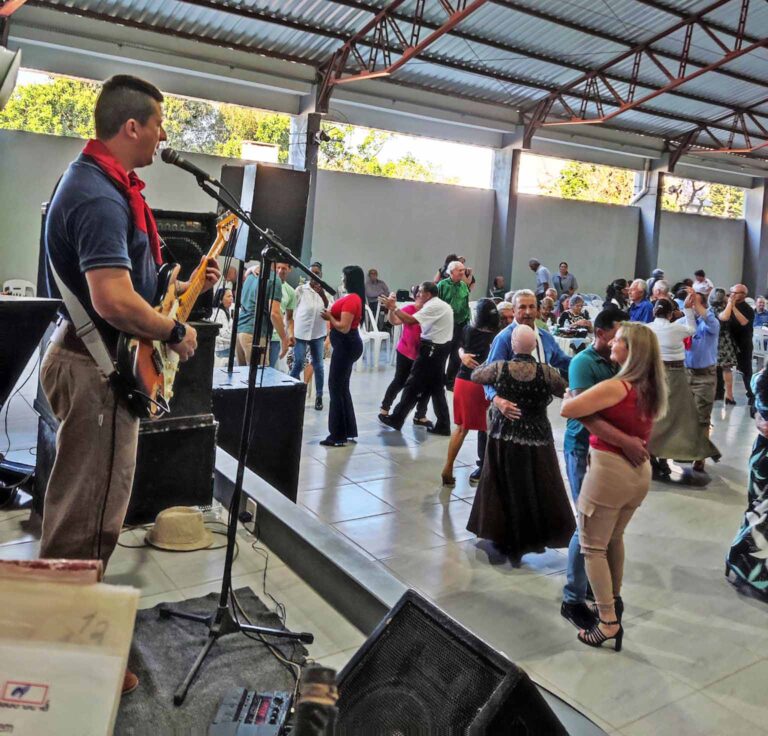 Grande público prestigia Baile do Grupo da Terceira Idade Lago Azul em Arambaré